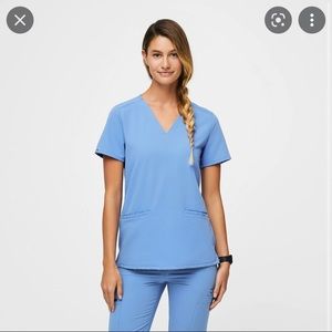 Figs Casma XXL Three Pocket Scrub Top in Ceil Blue